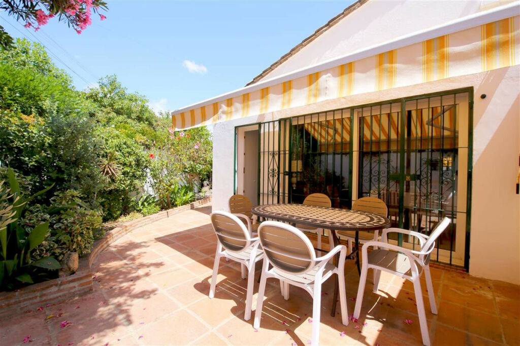 Detached Villa Estepona Málaga - image 9