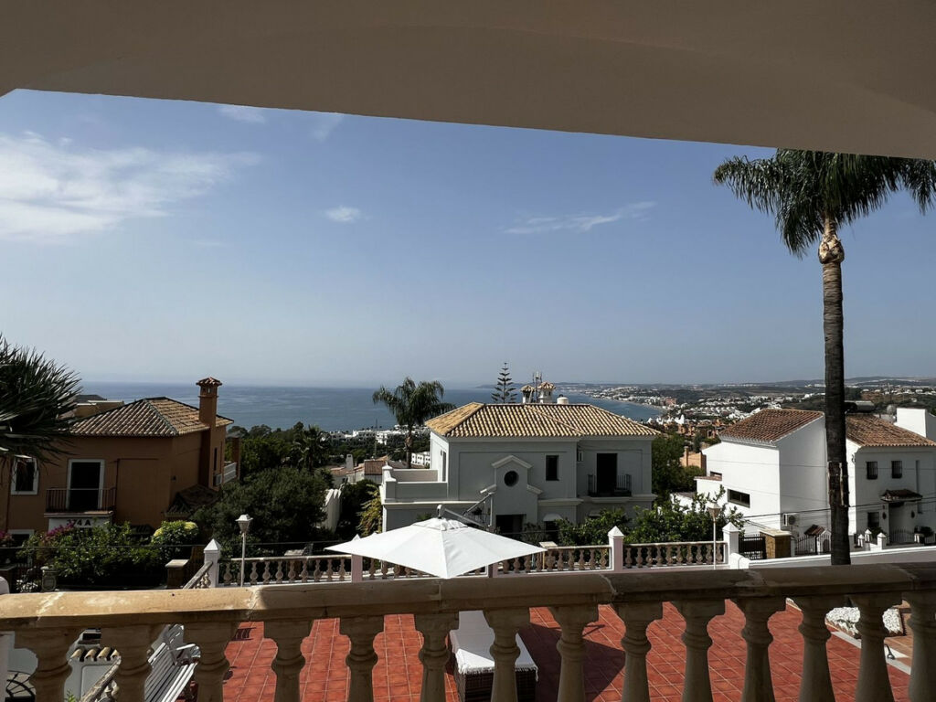 Detached Villa Estepona Málaga - image 9
