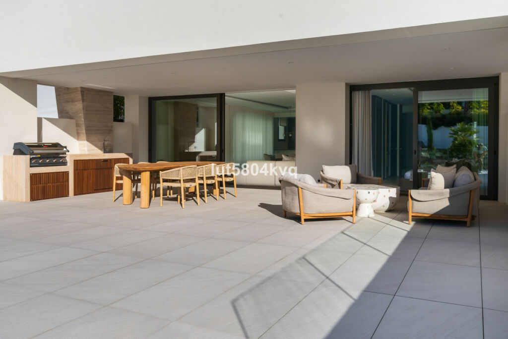 Ground Floor Apartment The Golden Mile Málaga - image 9