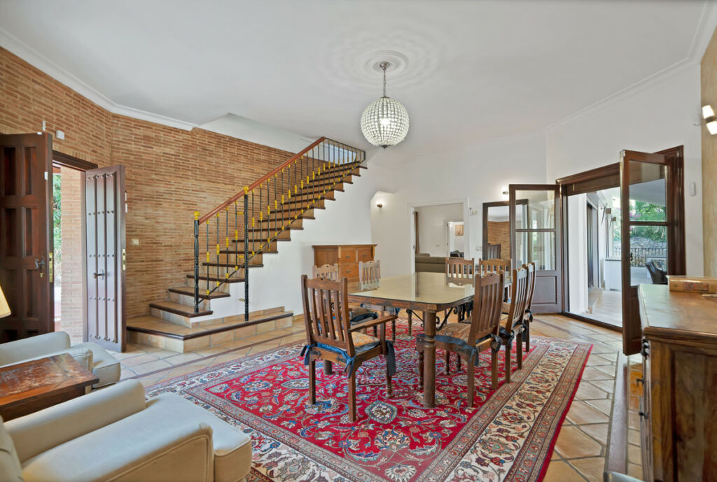 Detached Villa Estepona Málaga - image 9