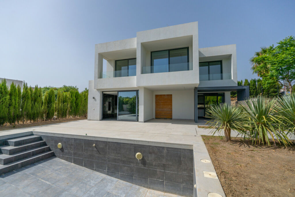 Detached Villa New Golden Mile Málaga - image 5