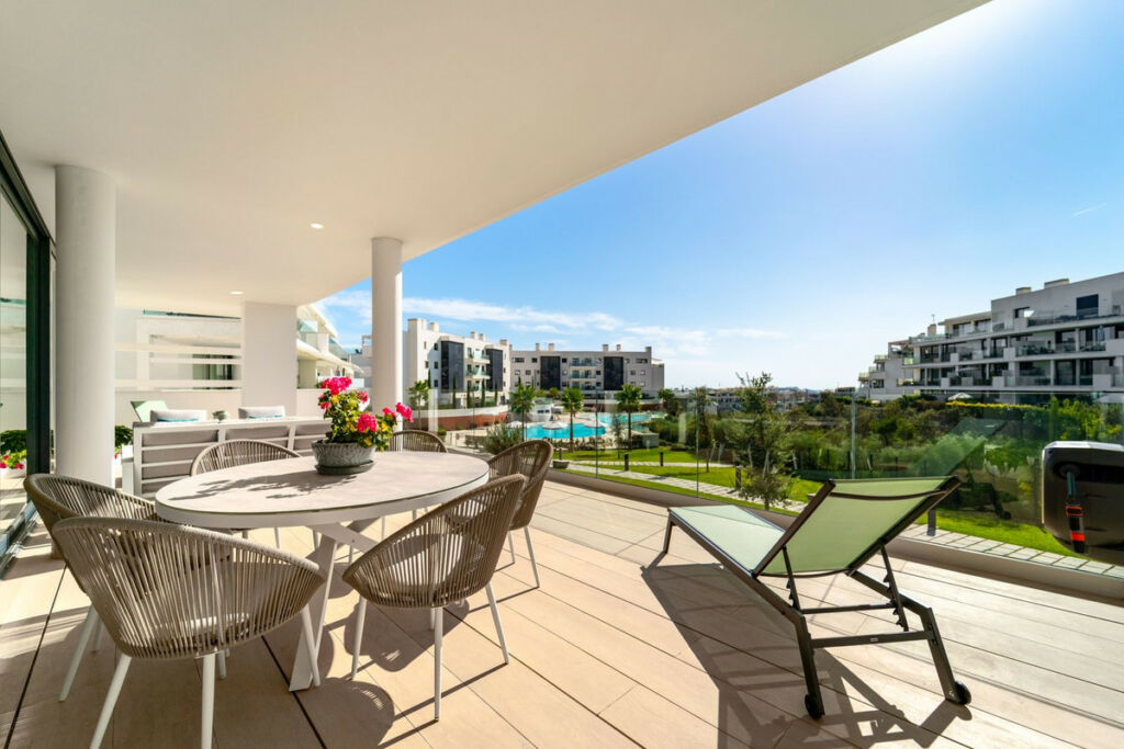 Middle Floor Apartment Benalmadena Málaga - image 3