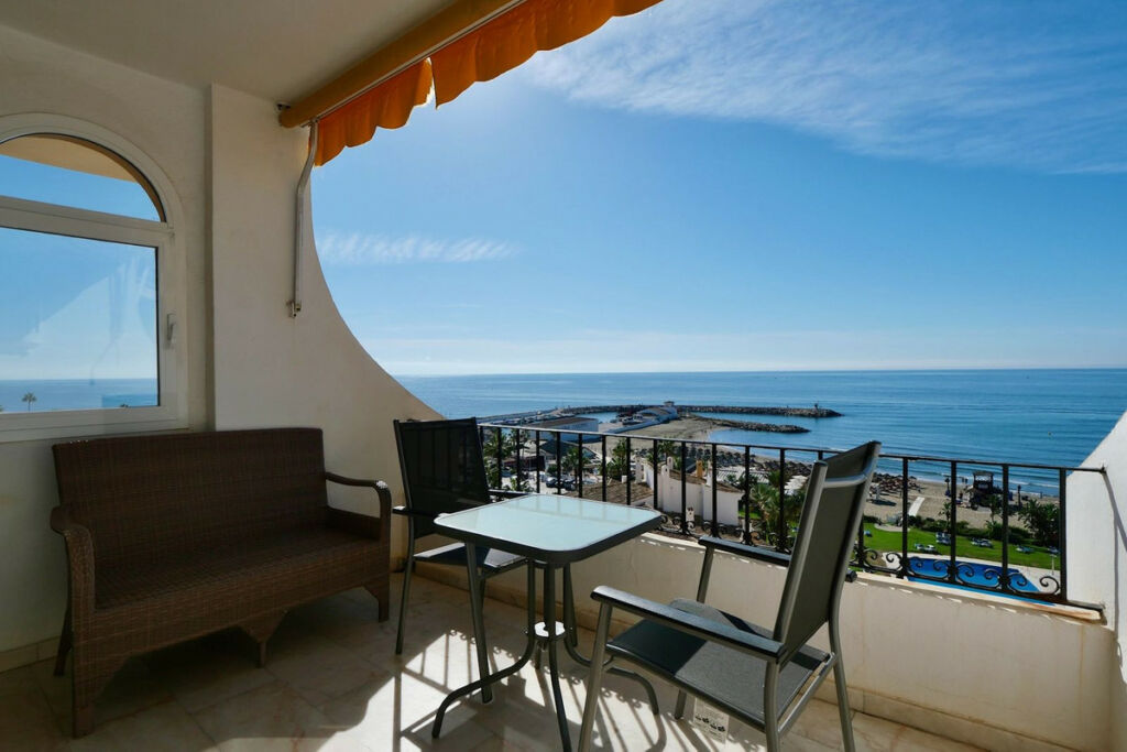 Top Floor Apartment Puerto de Cabopino Málaga