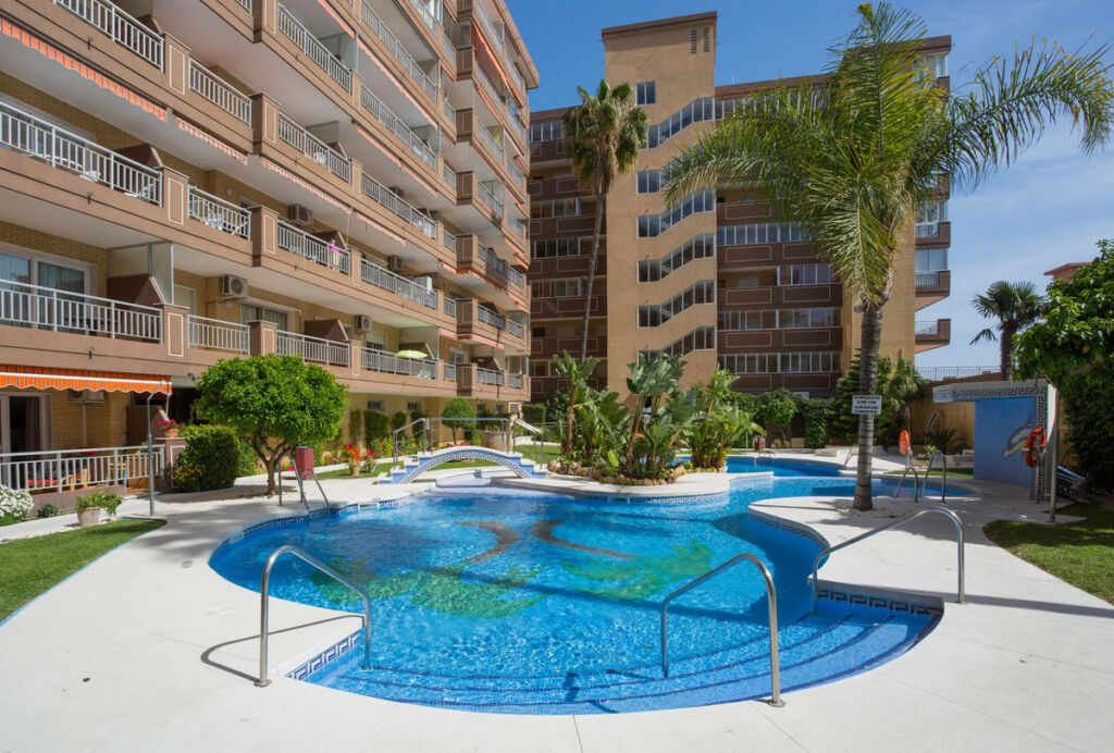 Middle Floor Apartment Fuengirola Málaga - image 2
