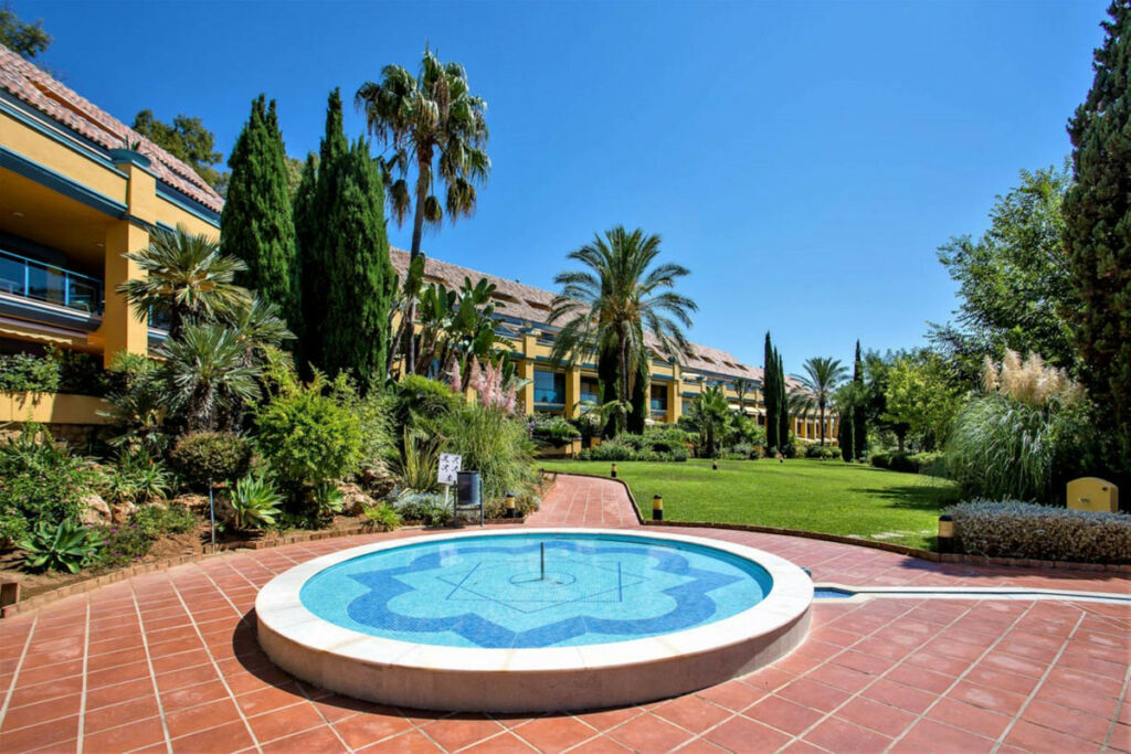 Middle Floor Apartment Bahía de Marbella Málaga - image 3