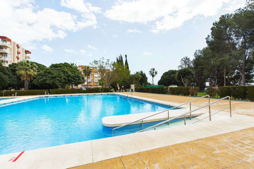 Middle Floor Apartment Benalmadena Málaga - image 3