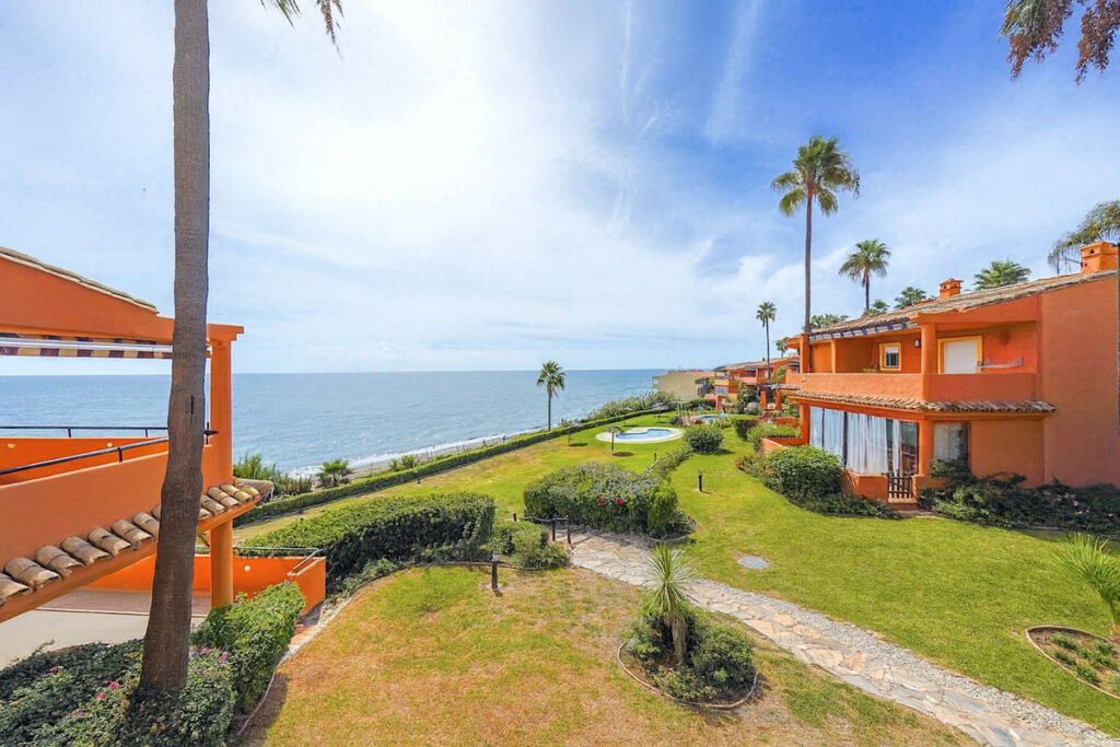 Townhouse Estepona Málaga - image 2