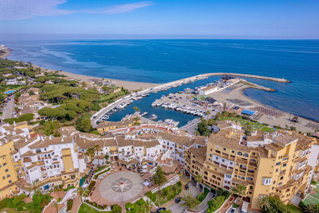 Top Floor Apartment Puerto de Cabopino Málaga
