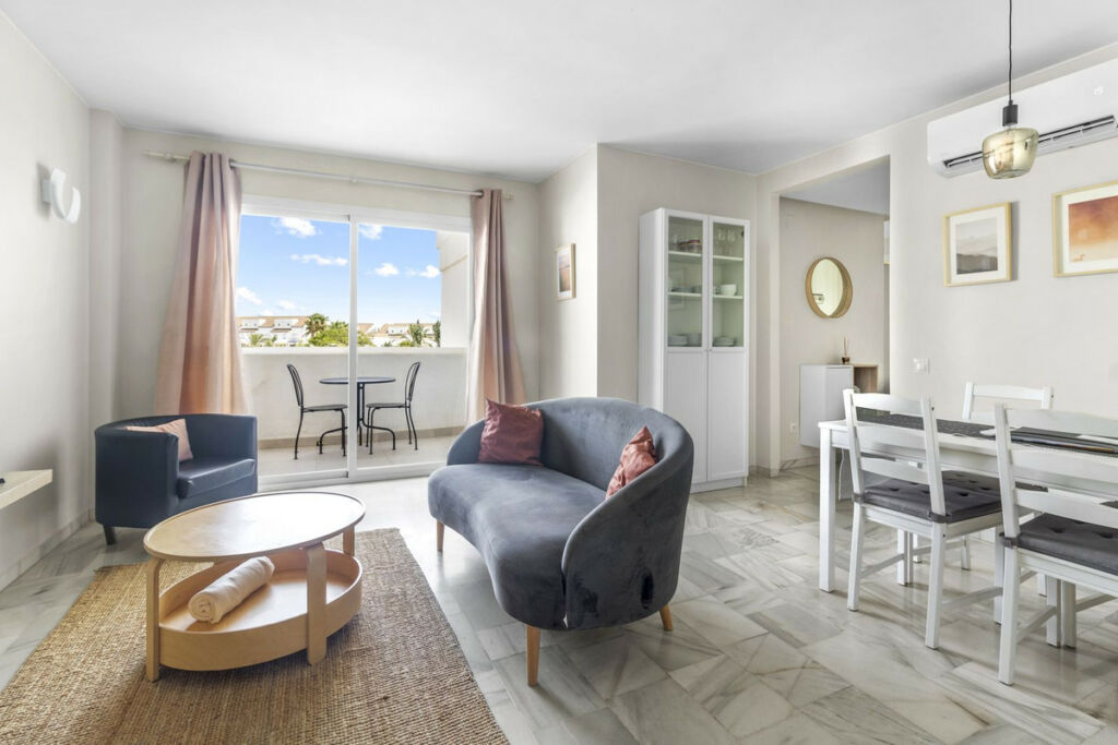 Middle Floor Apartment Estepona Málaga - image 4