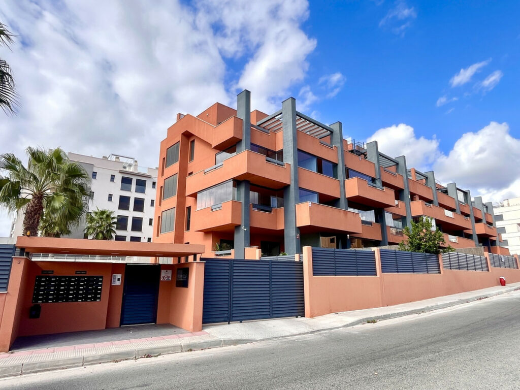 Middle Floor Apartment Villamartin Alicante - image 2
