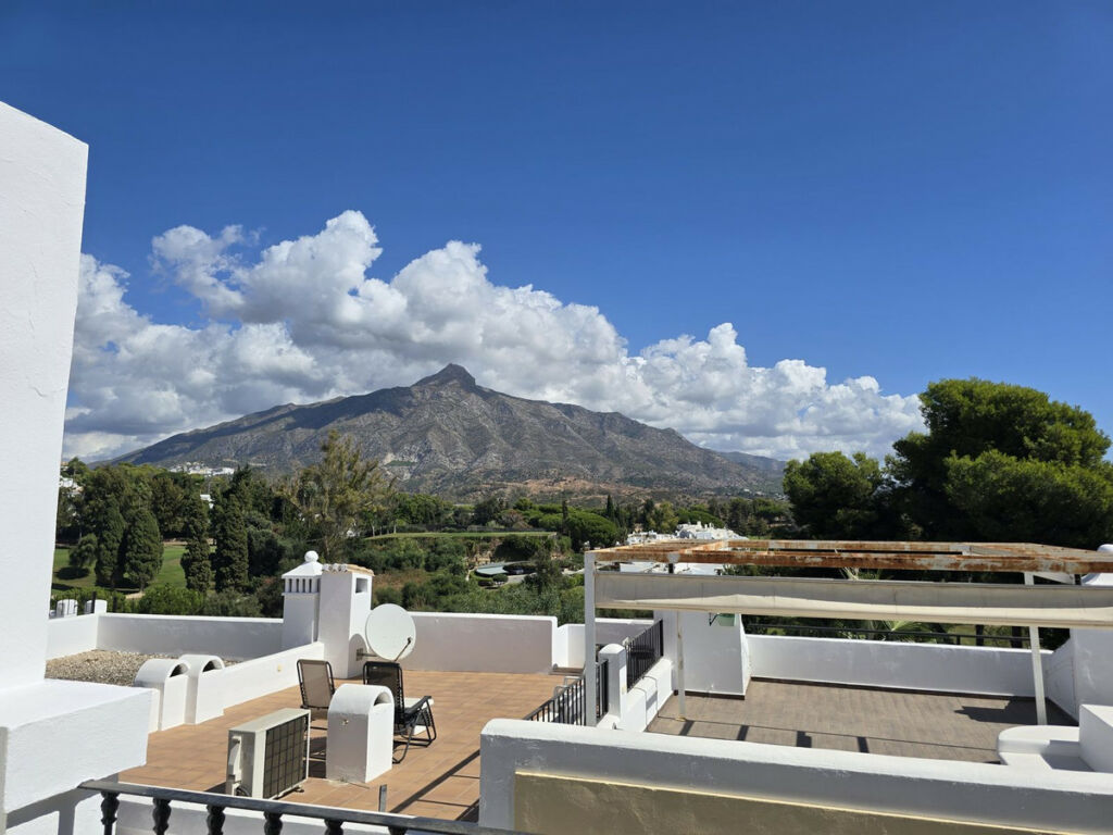 Townhouse Aloha Málaga - image 4
