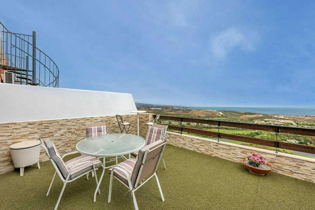 Top Floor Apartment Casares Málaga