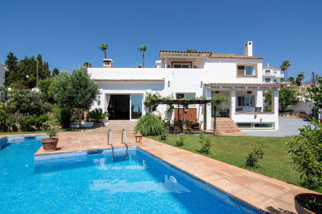 Detached Villa Estepona Málaga - image 2