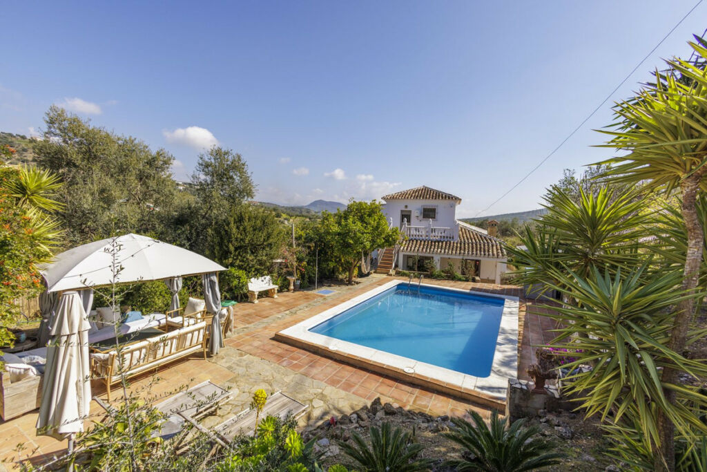 Detached Villa Riogordo Málaga - image 2