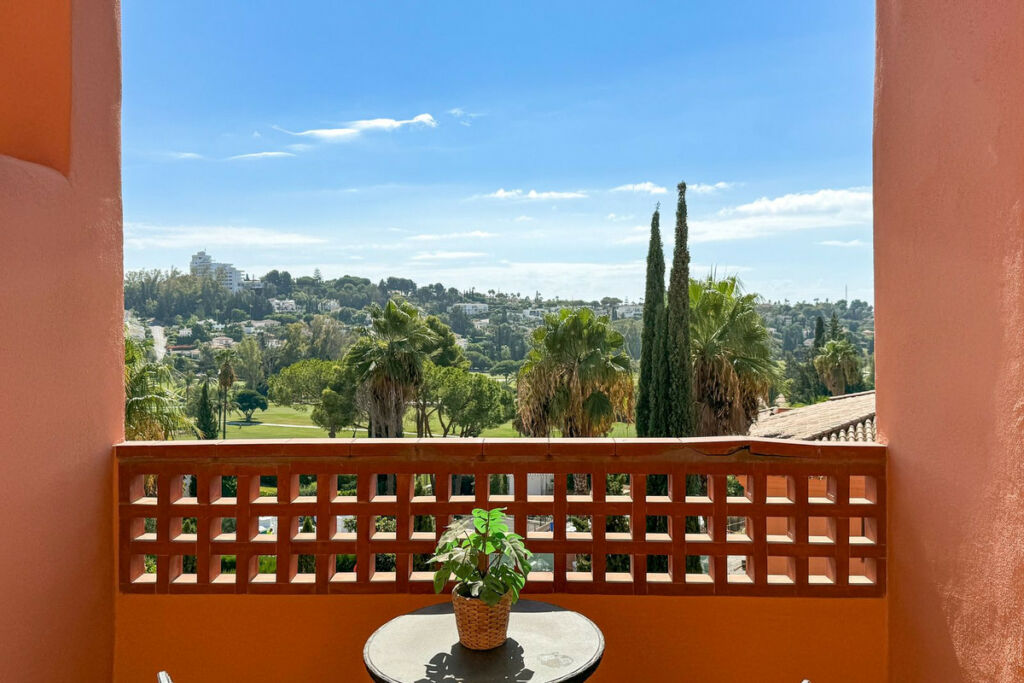 Top Floor Apartment El Paraiso Málaga - image 8