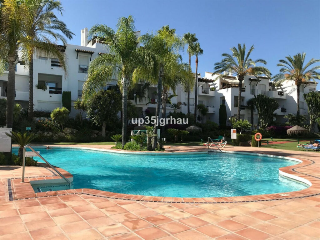 Middle Floor Apartment Estepona Málaga - image 5
