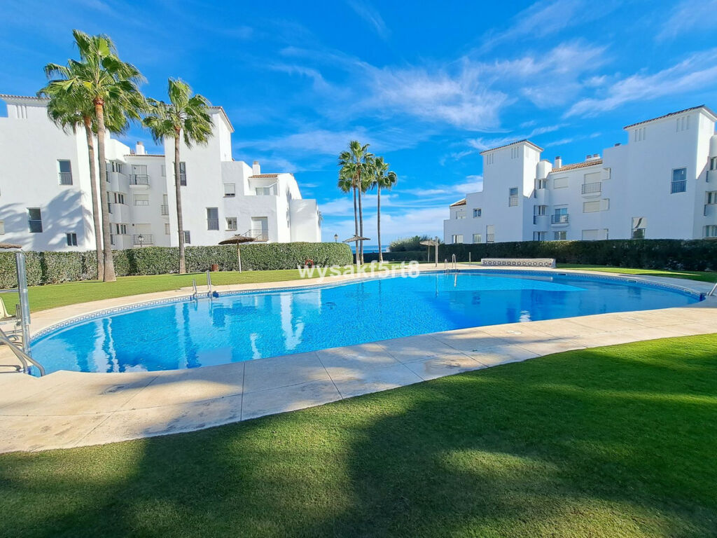 Middle Floor Apartment La Duquesa Málaga - image 2