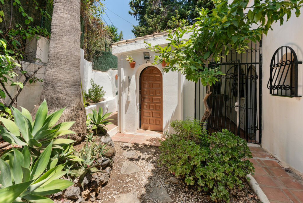 Detached Villa Nueva Andalucía Málaga - image 10