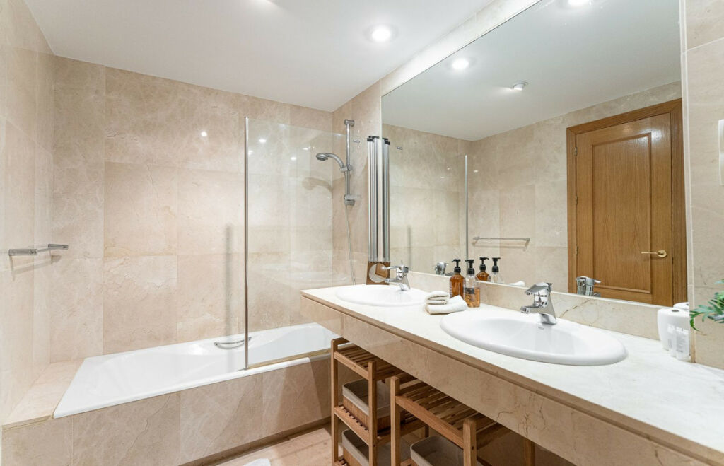 Middle Floor Apartment Cabopino Málaga - image 10