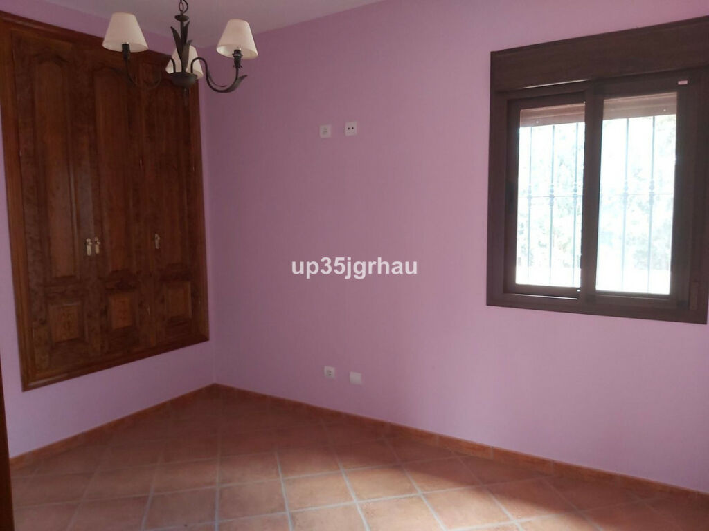 Detached Villa Estepona Málaga - image 10