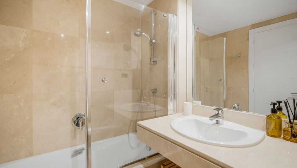 Middle Floor Apartment New Golden Mile Málaga - image 10