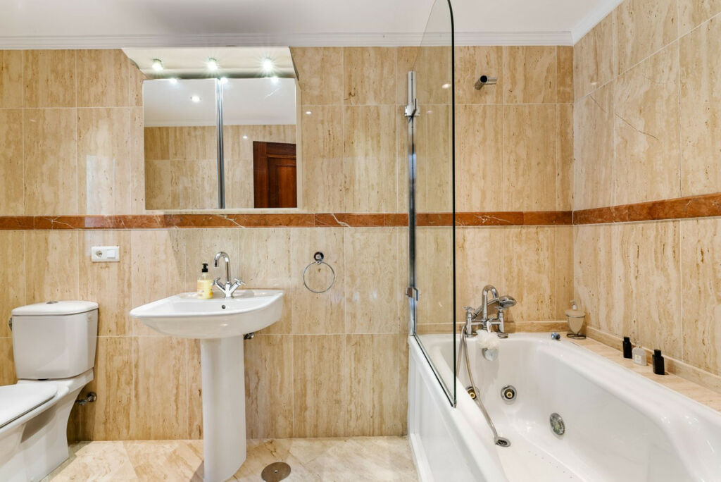 Detached Villa Estepona Málaga - image 10