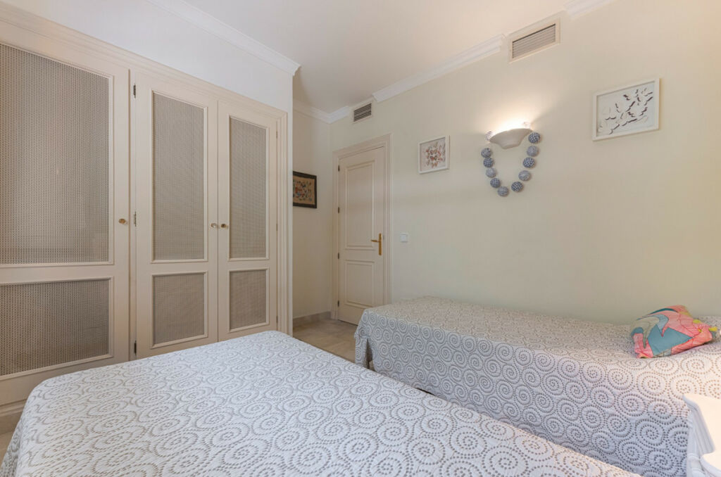 Middle Floor Apartment Nueva Andalucía Málaga - image 10