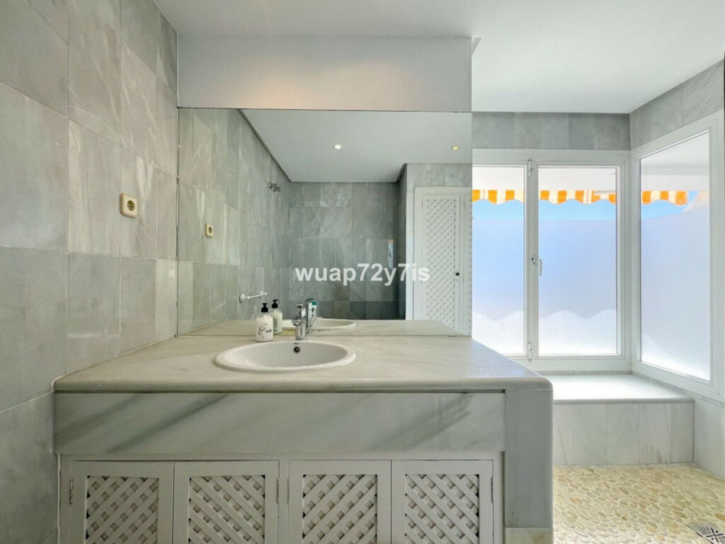 Townhouse Sierra Blanca Málaga - image 18