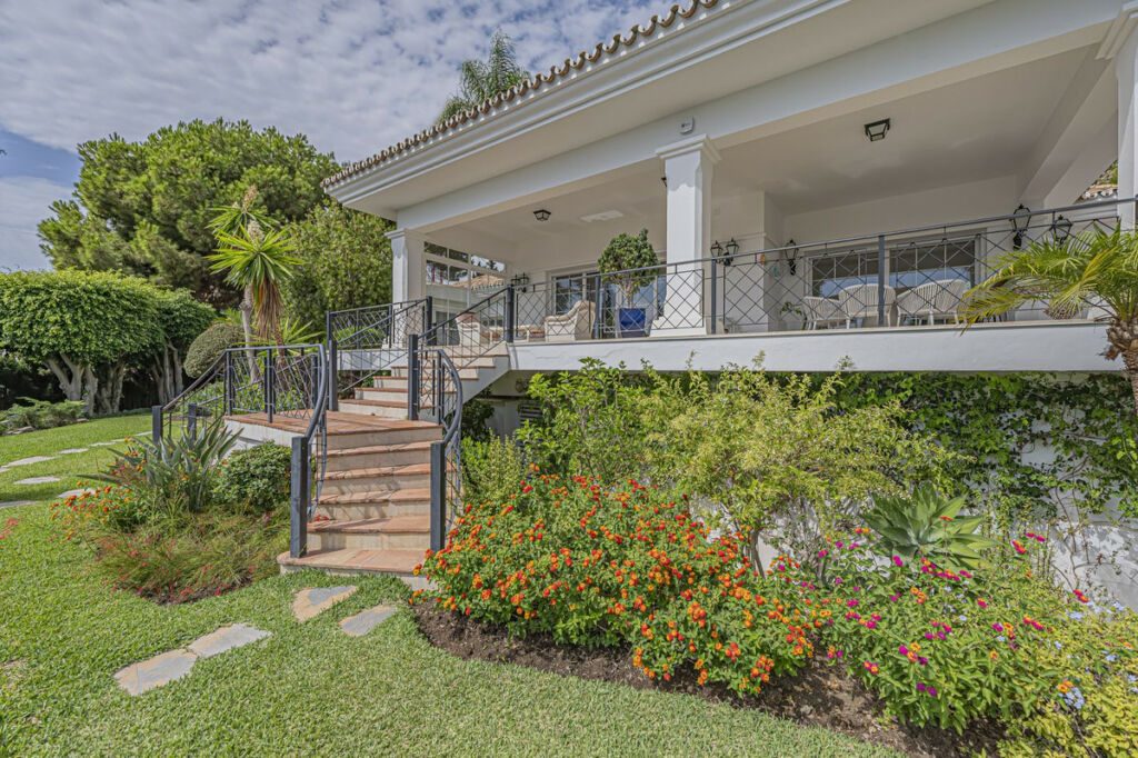Detached Villa El Paraiso Málaga - image 10