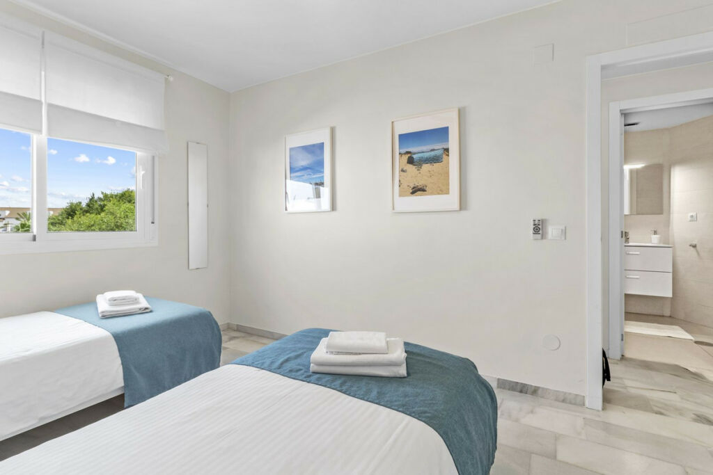 Middle Floor Apartment Estepona Málaga - image 12