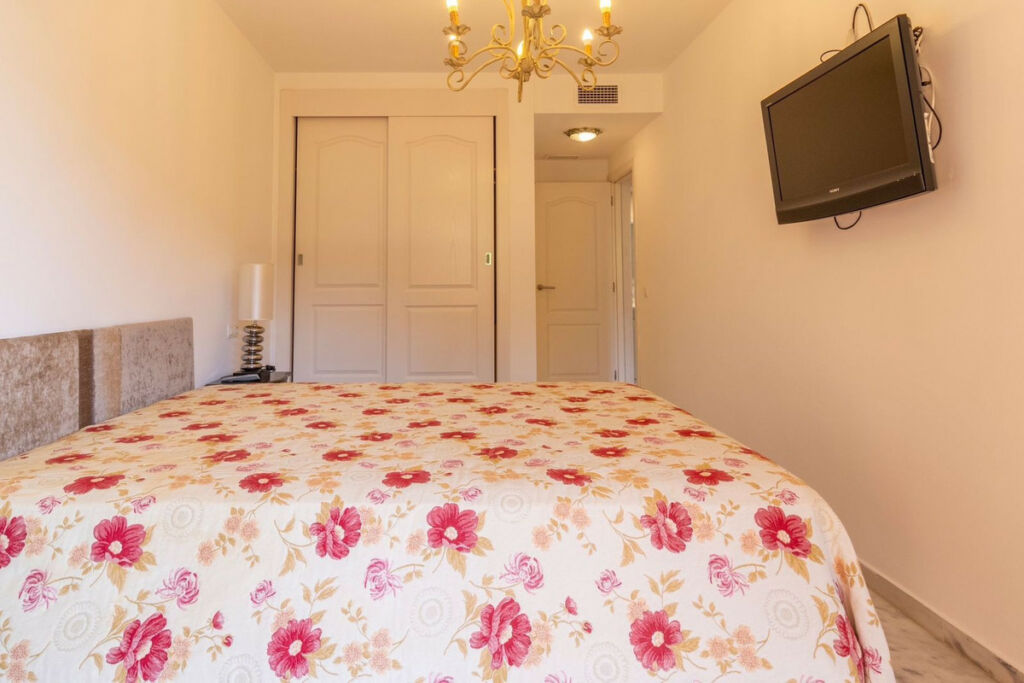 Middle Floor Apartment The Golden Mile Málaga - image 10