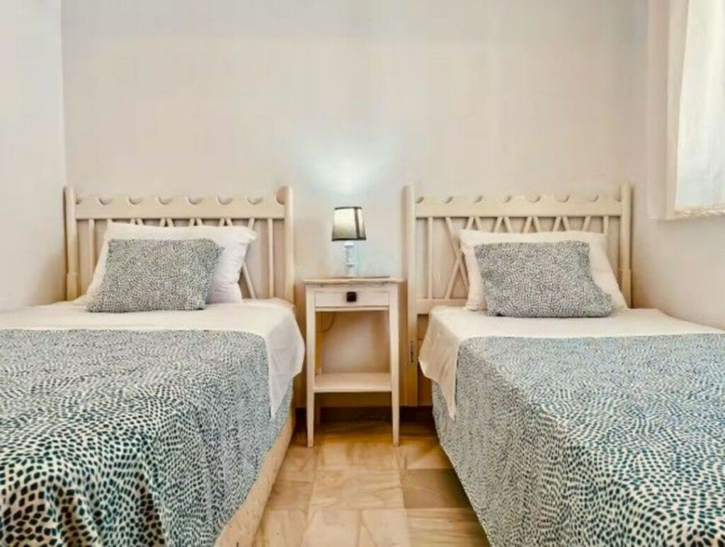 Detached Villa Estepona Málaga - image 10