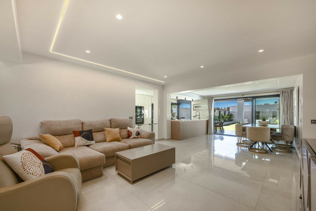 Detached Villa New Golden Mile Málaga - image 10