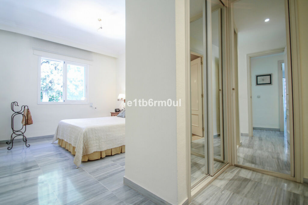 Middle Floor Apartment The Golden Mile Málaga - image 10
