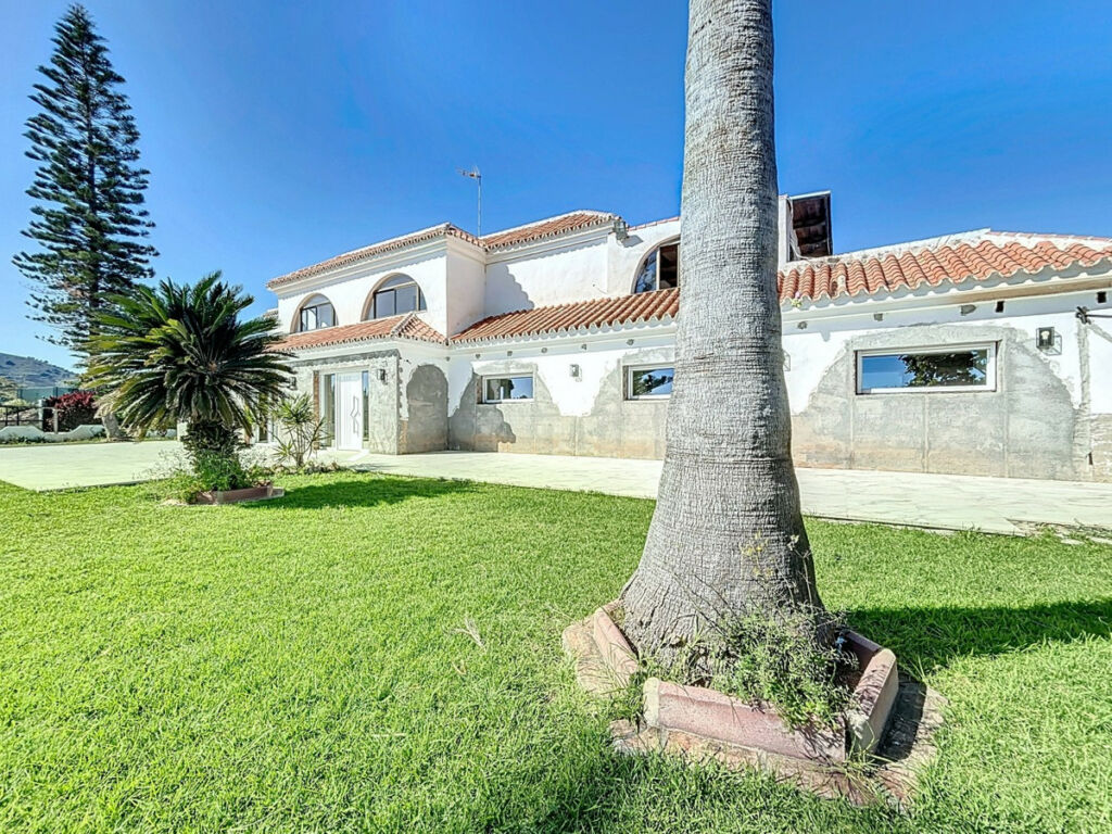 Detached Villa Almayate Málaga - image 10