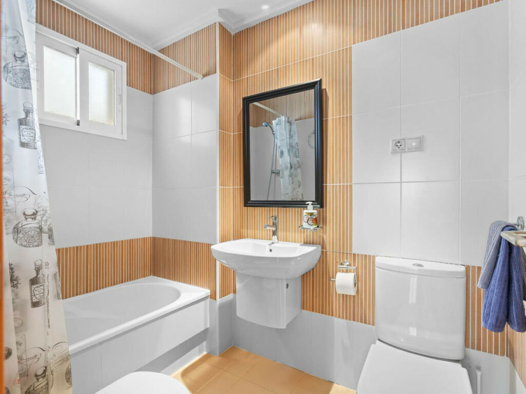 Middle Floor Apartment Torrevieja Alicante - image 10