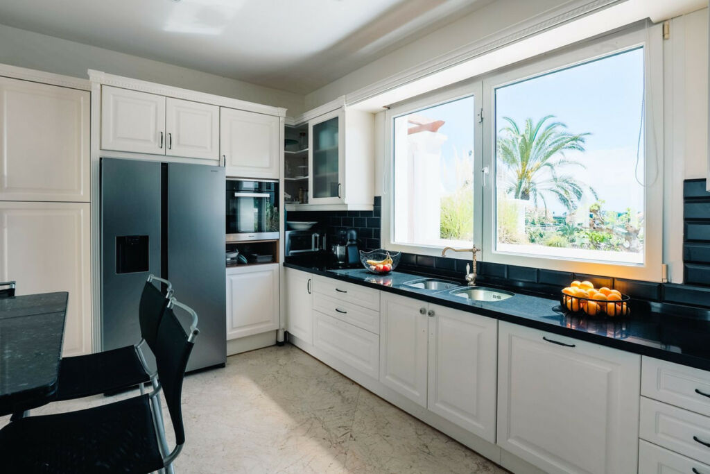 Detached Villa Estepona Málaga - image 10