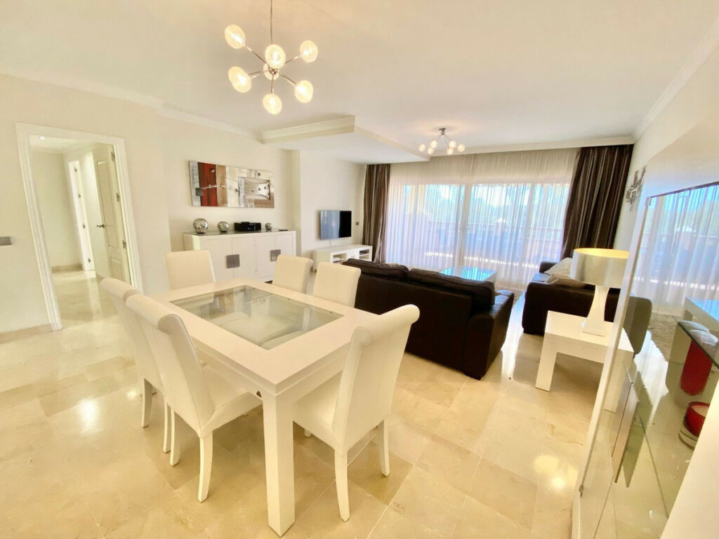 Middle Floor Apartment Atalaya Málaga - image 10