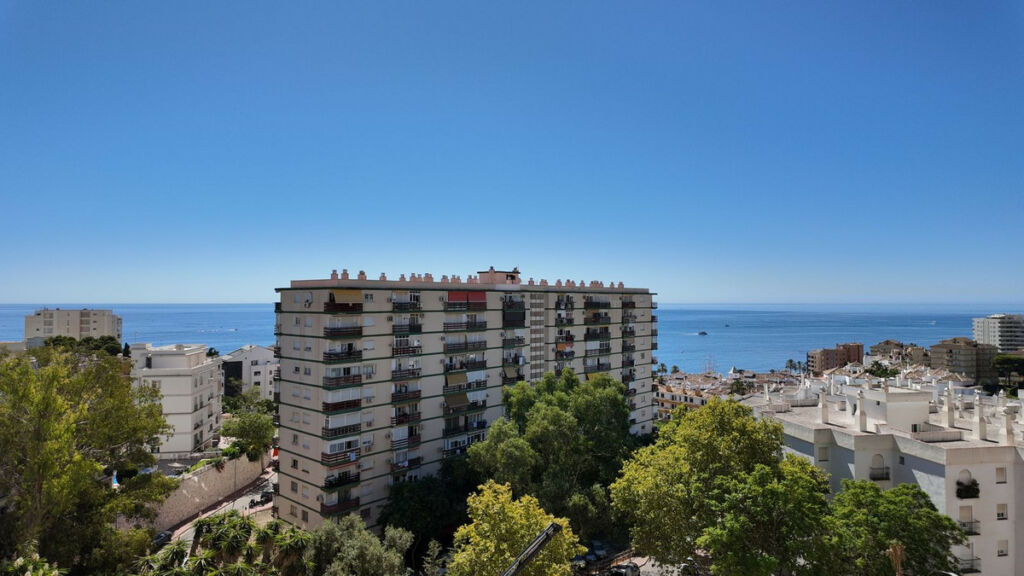 Middle Floor Apartment Benalmadena Málaga - image 9