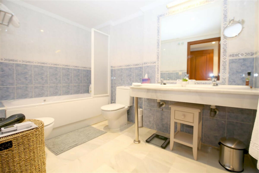 Middle Floor Apartment Estepona Málaga - image 10