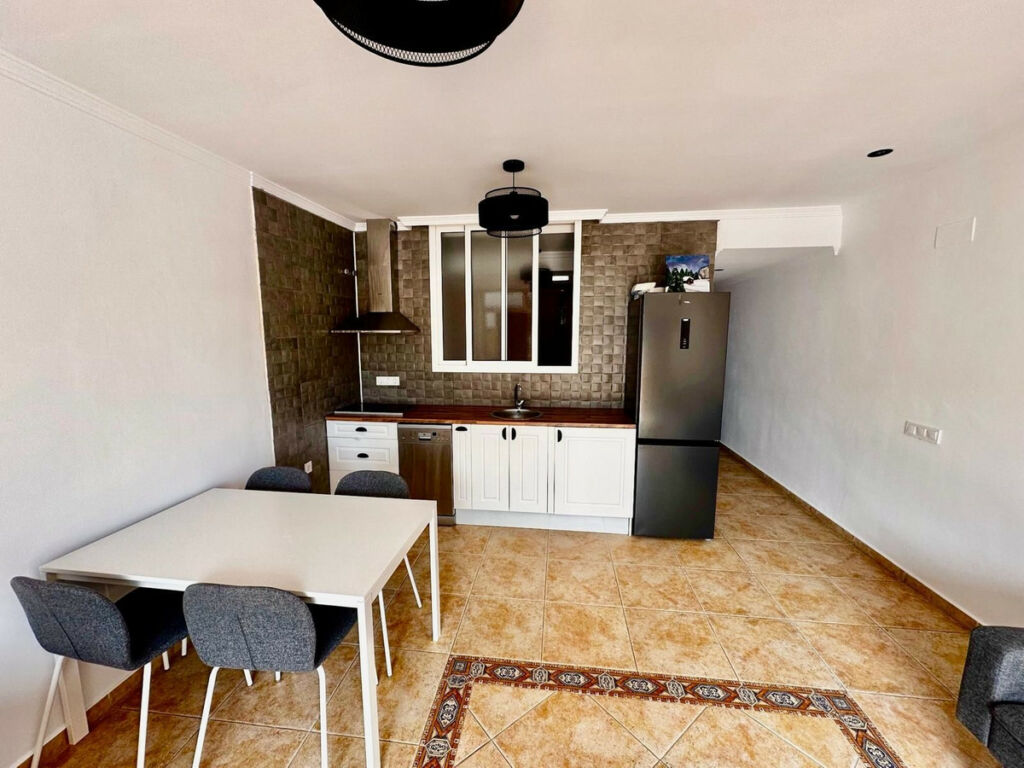 Middle Floor Apartment Benalmadena Málaga - image 10
