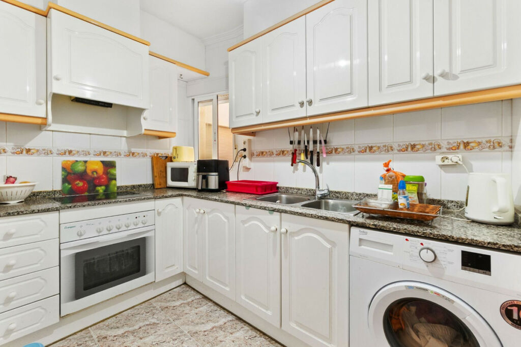 Middle Floor Apartment Torrevieja Alicante - image 6