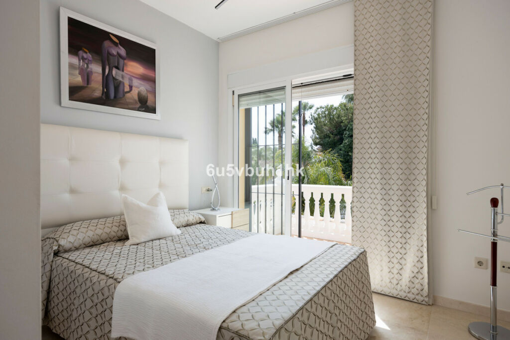 Detached Villa Sierrezuela Málaga - image 10
