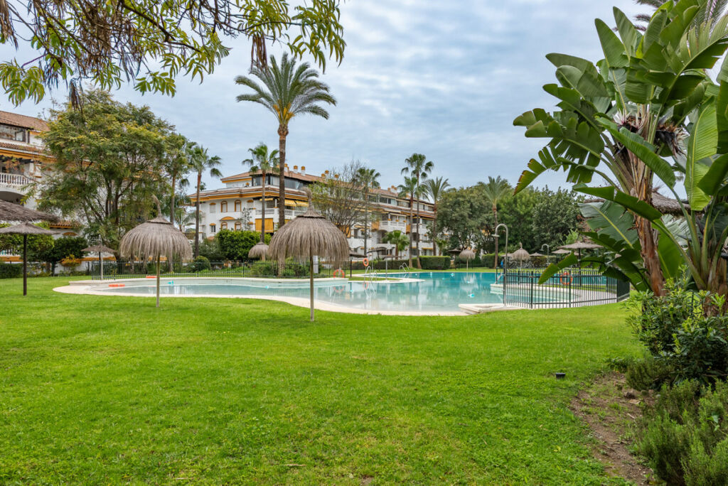 Middle Floor Apartment Nueva Andalucía Málaga - image 10