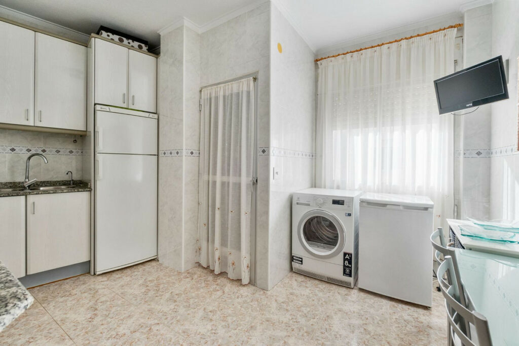 Middle Floor Apartment Torrevieja Alicante - image 10