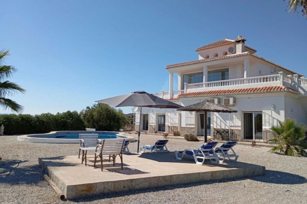 Detached Villa Sayalonga Málaga - image 10