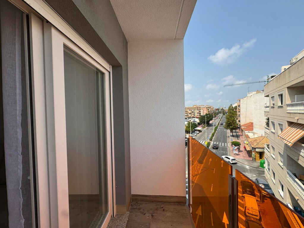 Middle Floor Apartment Torrevieja Alicante - image 10