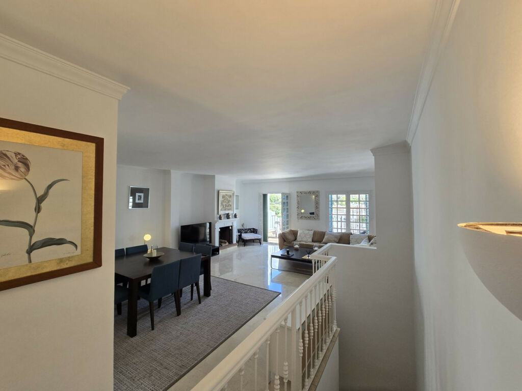 Townhouse Aloha Málaga - image 10