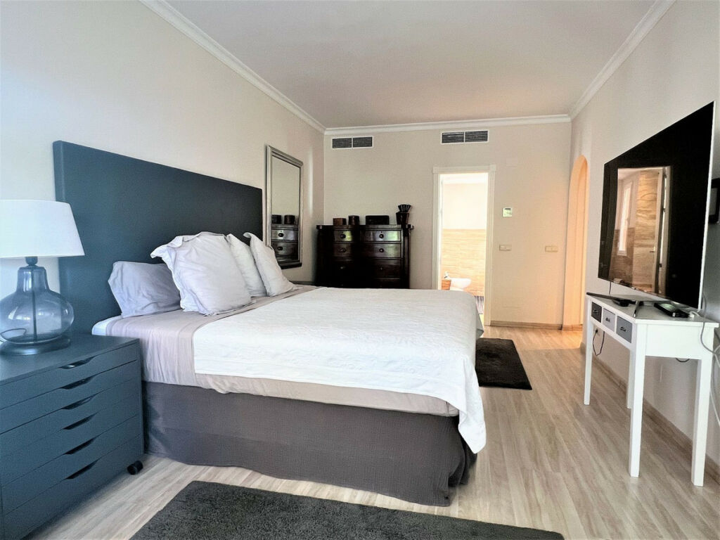 Middle Floor Apartment Guadalmina Baja Málaga - image 10