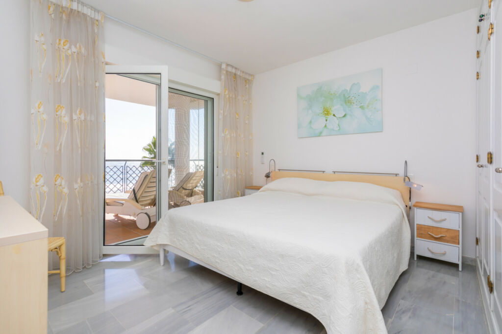 Middle Floor Apartment Calahonda Málaga - image 11